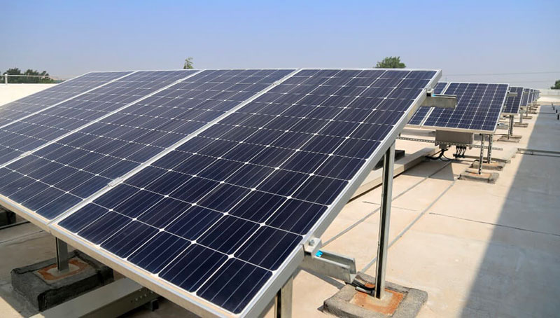 Nettoyage de panneaux solaires photovoltaïques sur toiture immeuble